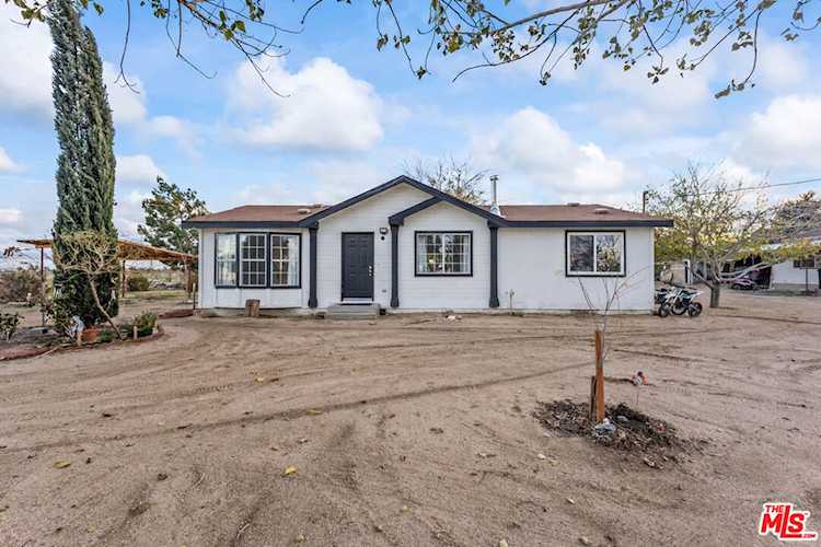 6677 Maricopa Rd, Phelan, CA 92371