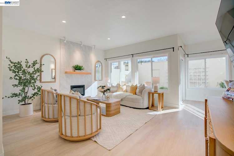 2271 Armada Way, San Mateo, CA 94404