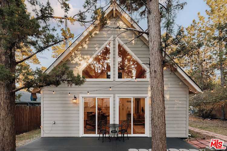 630 Victoria Ln, Sugarloaf, CA 92386