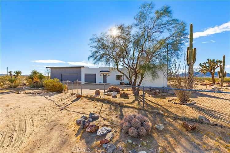 60611 Birdie Ln, Landers, CA 92285