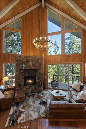 26621 Thunderbird Dr, Lake Arrowhead, CA 92352