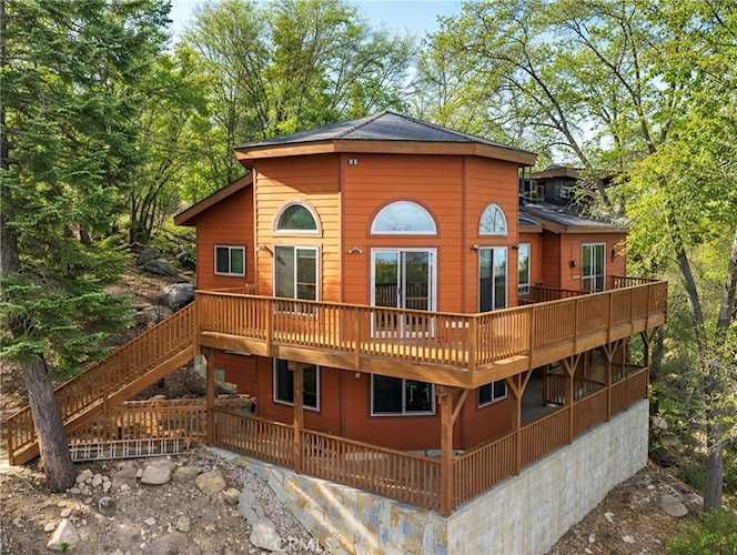 272 Manzanita Dr, Green Valley Lake, CA 92341