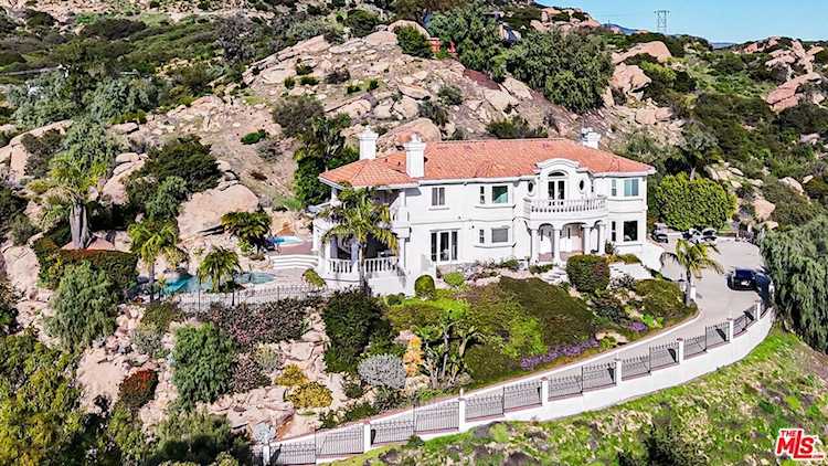 7449 Studio Rd, Canoga Park, CA 91304