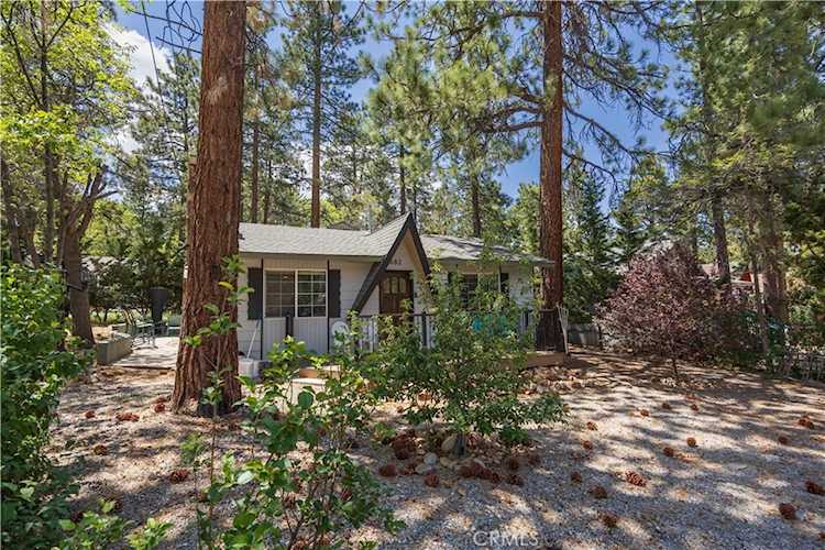 682 Maple Ln, Sugarloaf, CA 92386