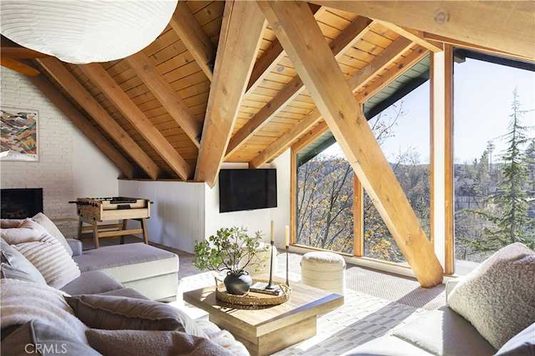 28000 West Shore Dr, Lake Arrowhead, CA 92352