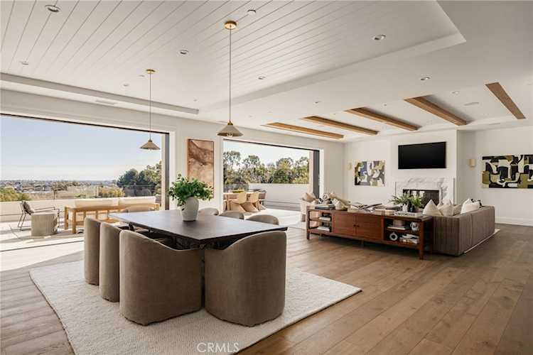 702 Saint James Place, Newport Beach, CA 92663