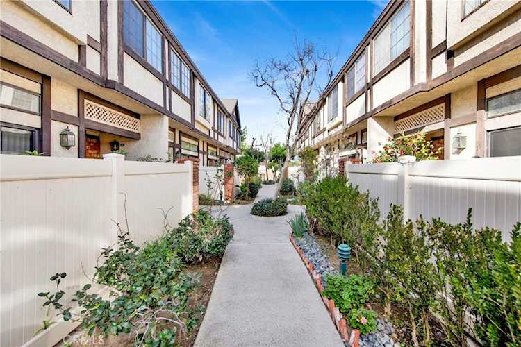 20737 Roscoe #203, Winnetka, CA 91306
