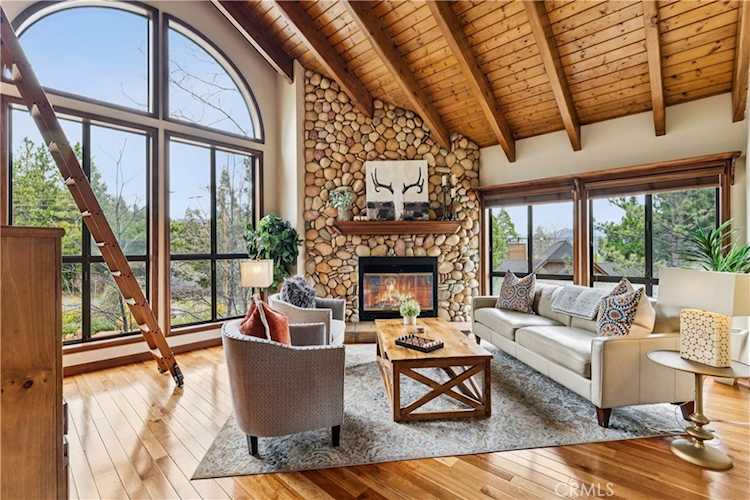 892 Nadelhorn Dr, Lake Arrowhead, CA 92352