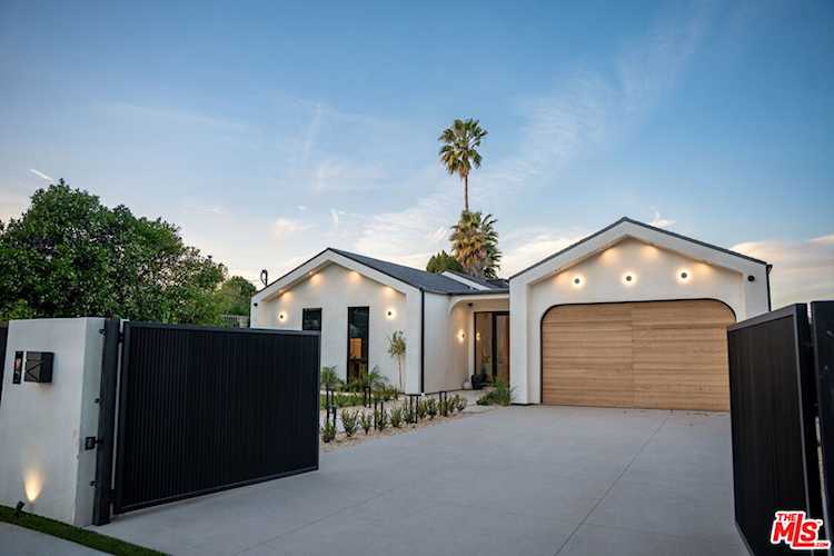 22821 Collins St, Woodland Hills, CA 91367