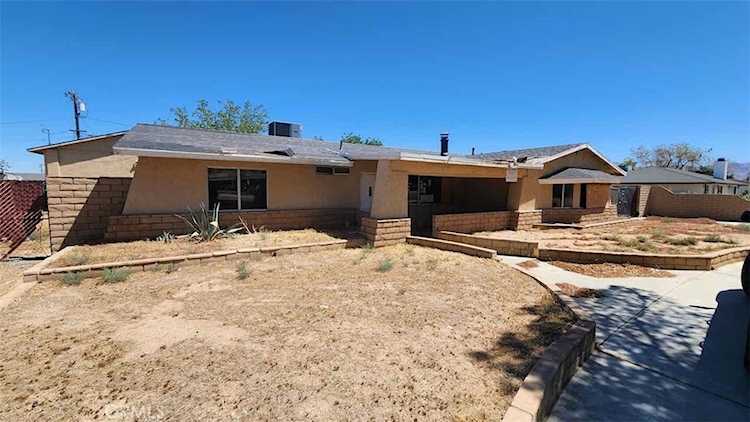 22330 Miramot Rd, Apple Valley, CA 92308
