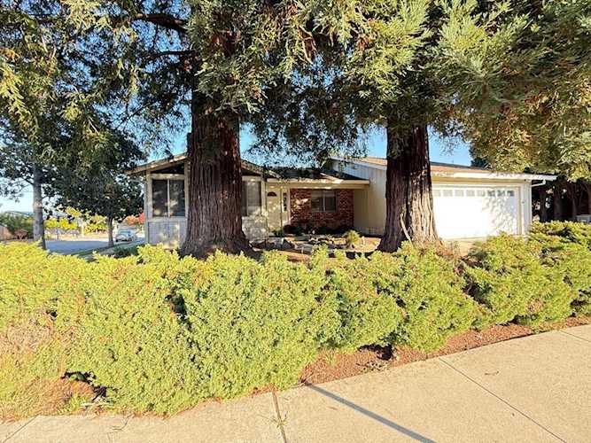 7490 Santa Theresa Dr, Gilroy, CA 95020