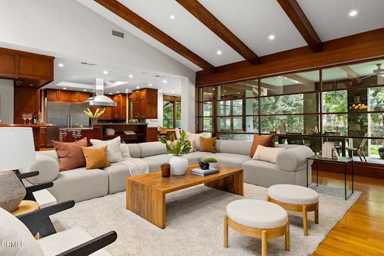 921 Chapea Rd, Pasadena, CA 91107