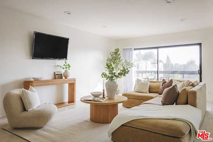 4829 Whitsett Ave #301, Valley Village, CA 91607