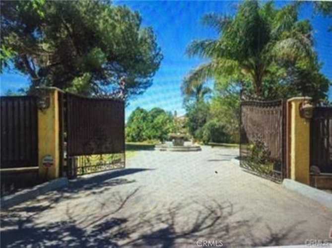 5717 Melvin Ave, Tarzana, CA 91356