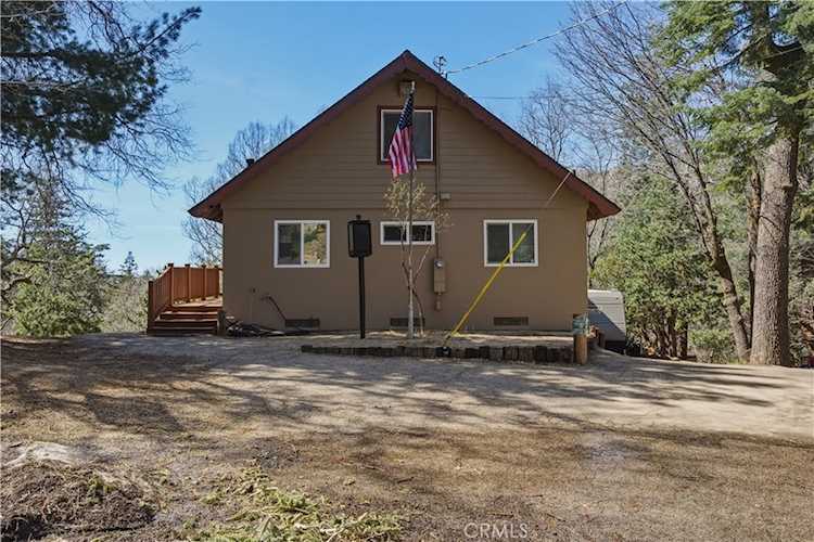 6070 Manzanita Ct, Angelus Oaks, CA 92305