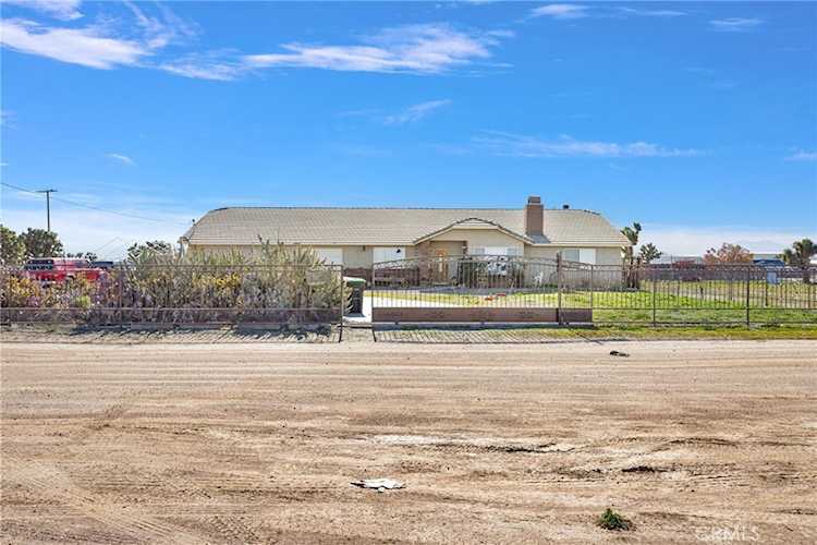 10276 Aster Rd, Oak Hills, CA 92344