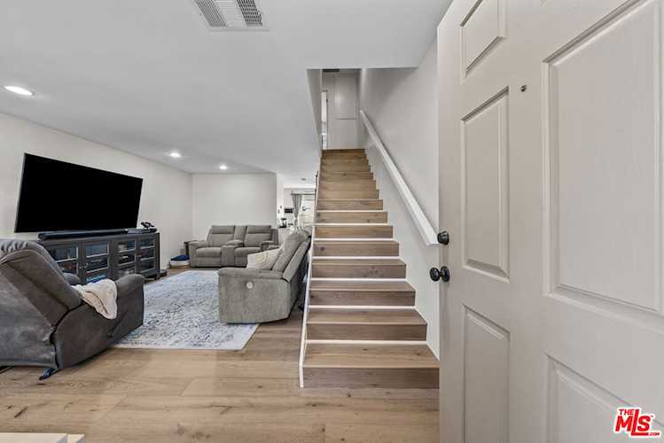 19124 Hamlin St #4, Reseda, CA 91335