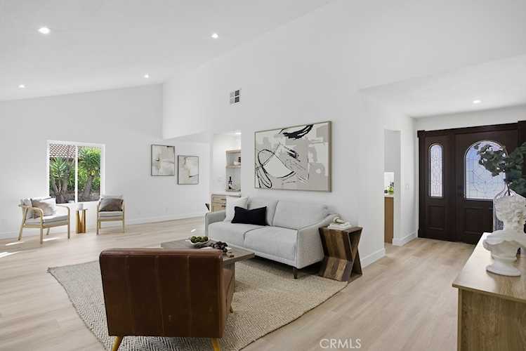 1069 Belleza St, Camarillo, CA 93012