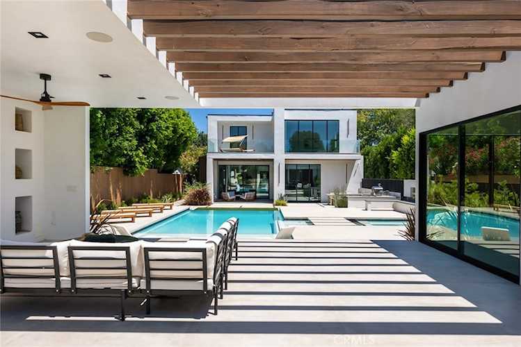 22930 Dolorosa St, Woodland Hills, CA 91367