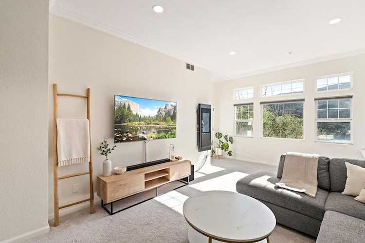 833 Swallowtail Ct, Brisbane, CA 94005