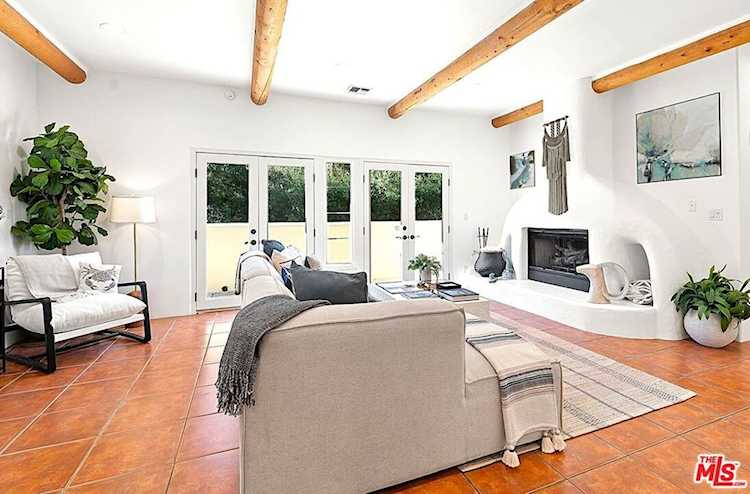 25648 Timpangos Dr, Calabasas, CA 91302