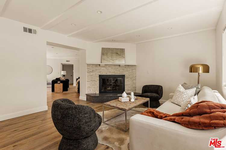 23153 Gonzales Dr, Woodland Hills, CA 91367