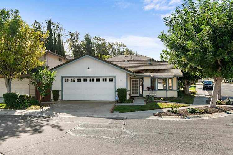 1387 Longfellow Rd, Vista, CA 92083