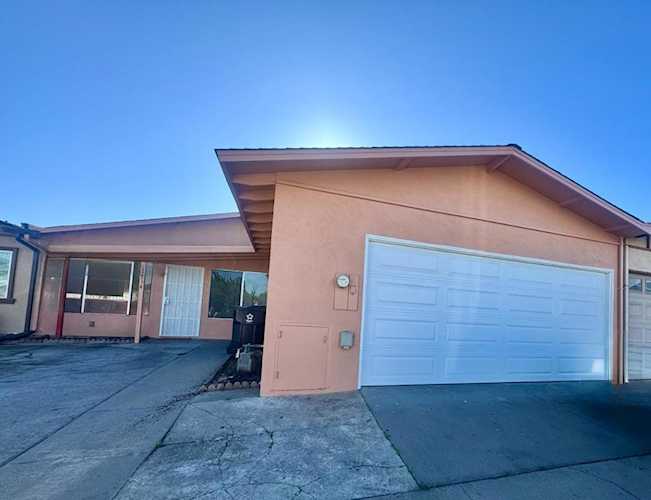 634 Yreka Dr, Salinas, CA 93906