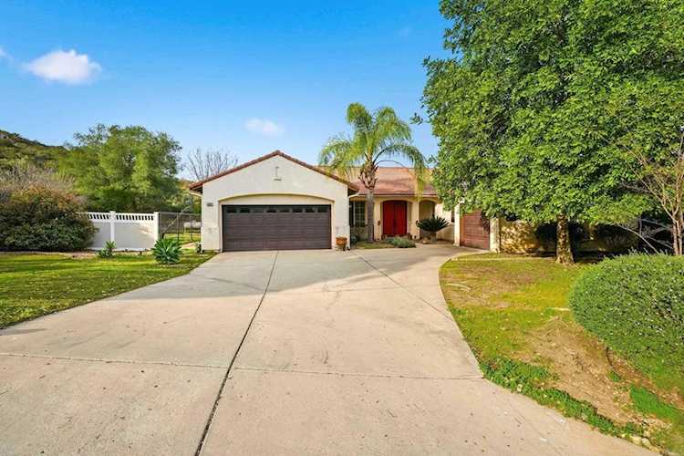 23322 Nuevo Mundo Dr, Ramona, CA 92065