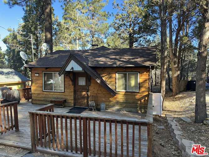 747 Pine Ln, Sugarloaf, CA 92386