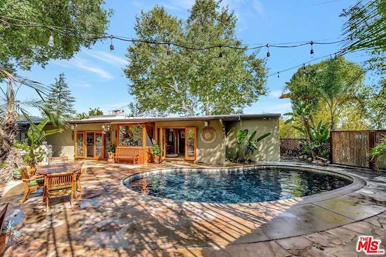 15511 Woodcrest Dr, Sherman Oaks, CA 91403