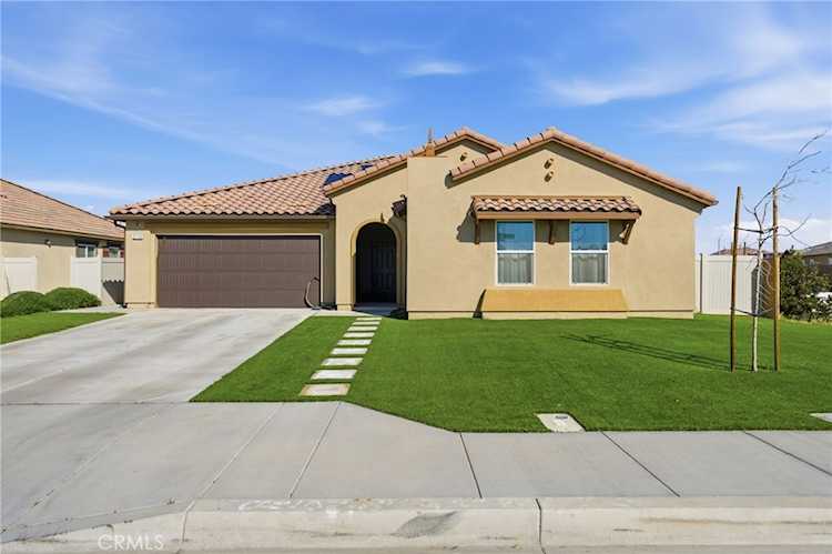 2113 E Donatello St, Lancaster, CA 93535