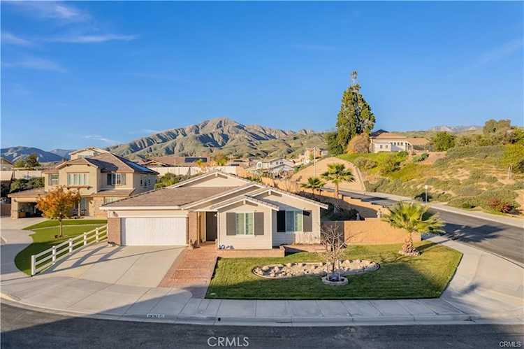 29762 Padilla Ct, Highland, CA 92346