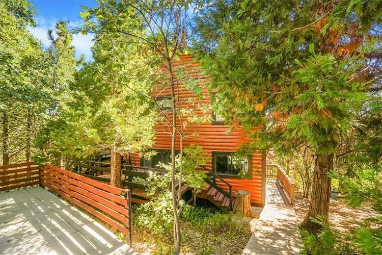 695 Grass Valley Rd, Lake Arrowhead, CA 92352