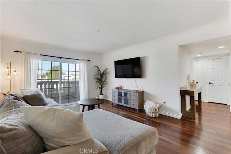 4832 Whitsett Ave #301, Valley Village, CA 91607