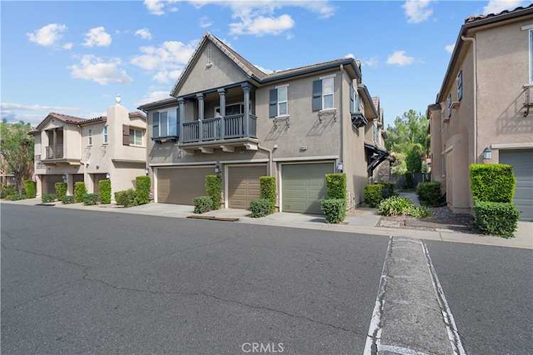 19415 Opal Ln, Saugus, CA 91350