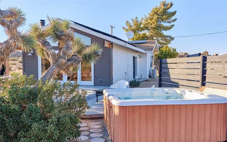 52733 Oak Dr, Pioneertown, CA 92268