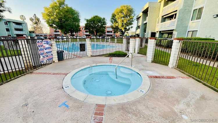 1040 E Washington Ave #33, Escondido, CA 92025