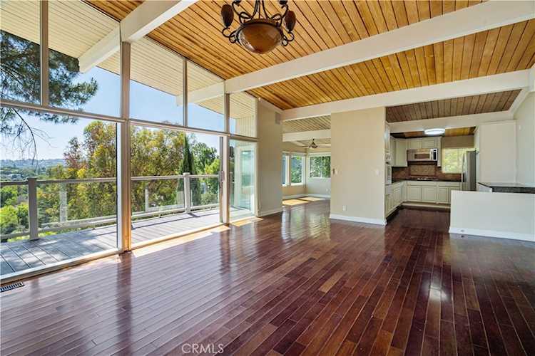 5102 Medina Rd, Woodland Hills, CA 91364