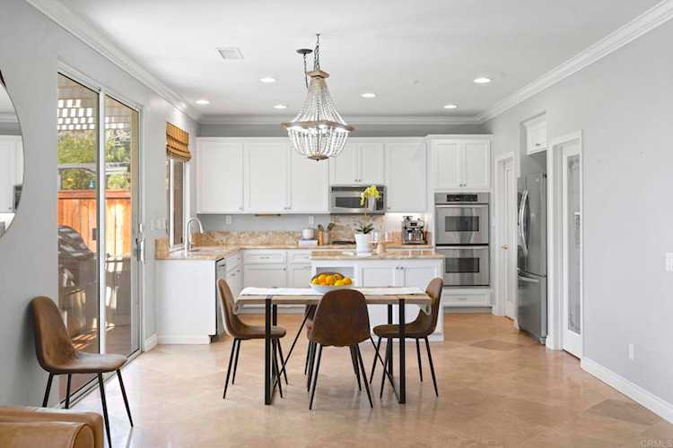 1979 Oxford Ct, Vista, CA 92081