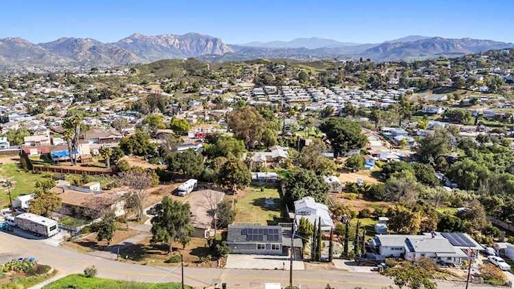 8553 Gardena Rd, Lakeside, CA 92040