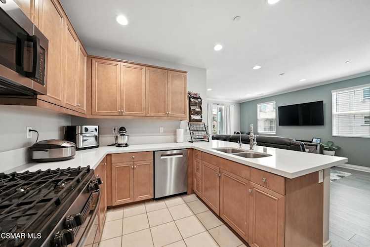 586 Pioneer St, Camarillo, CA 93010