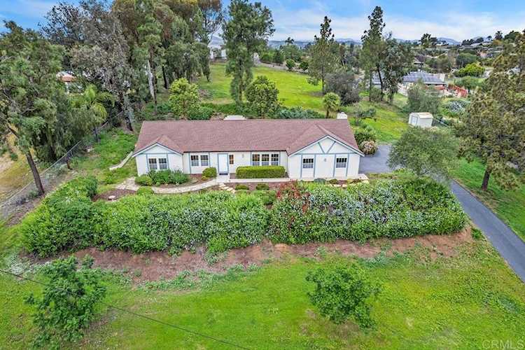 2834 Hutchison St, Vista, CA 92084