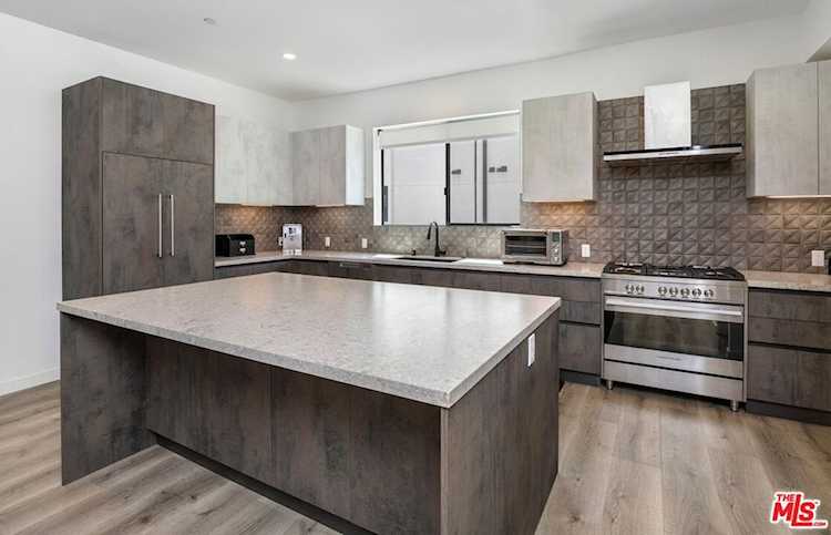 4724 N Village Court Ln, Valley Village, CA 91607