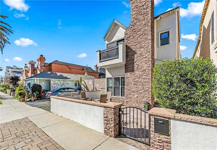 219 2nd St, Huntington Beach, CA 92648