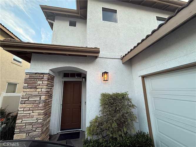 18 Redwood Ct, Stanton, CA 90680