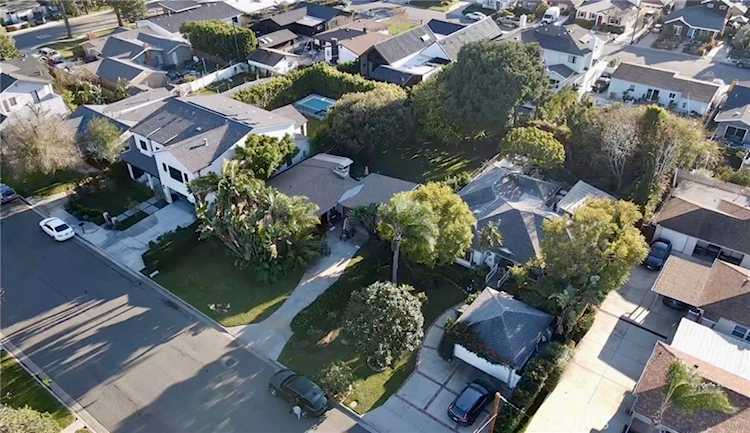 379 Walnut St, Costa Mesa, CA 92627