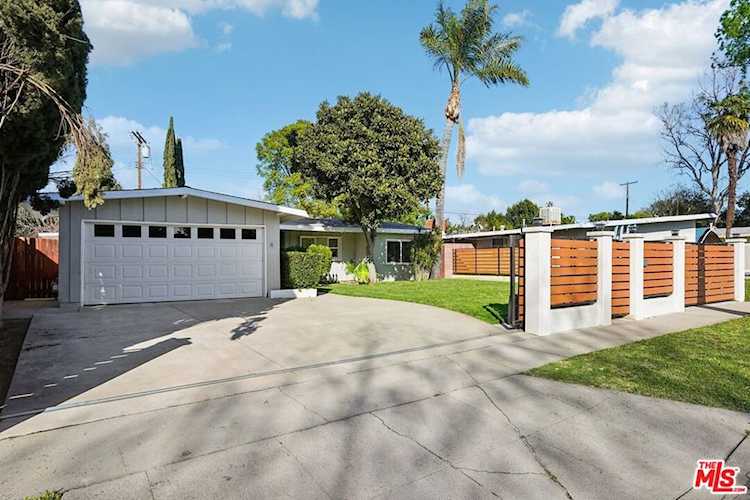 17845 Stagg St, Reseda, CA 91335