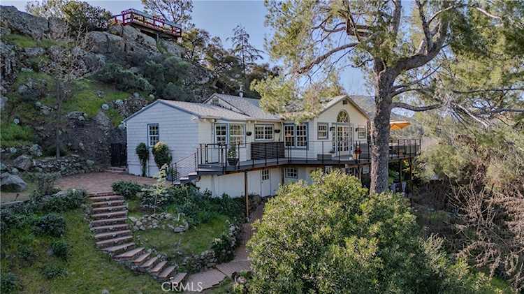 29068 Lake Dr, Agoura Hills, CA 91301