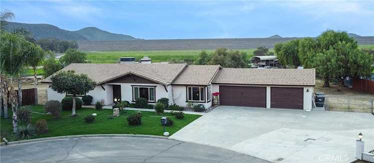 30225 Amber Ln, Hemet, CA 92543